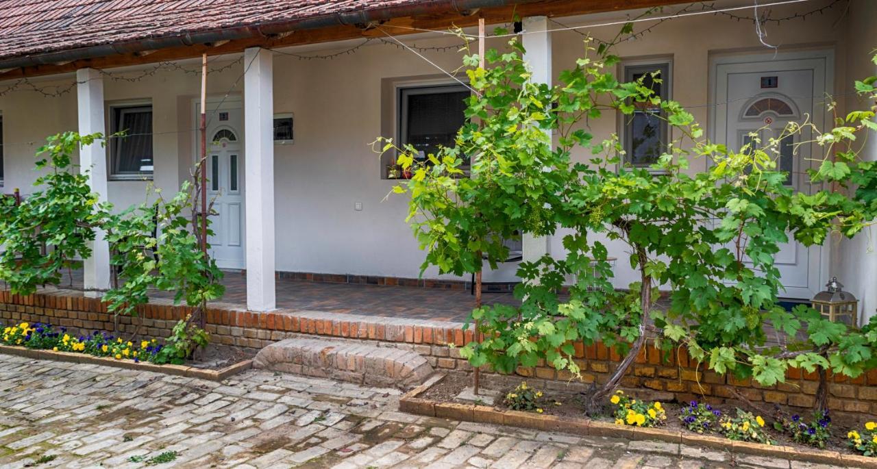 Julia Apartman Pacir Exterior foto
